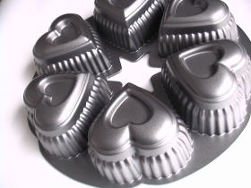 Wilton 6 cavity mini hearts pan